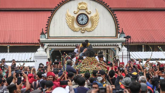 Warga dan prajurit Keraton Yogyakarta berebut gunungan saat Grebeg Besar di Masjid Kauman, Yogyakarta, Kamis (29/6/2023). Tradisi Grebeg Besar merupakan rangkaian perayaan Idul Adha 1444 H dan Keraton Yogyakarta menyediakan tujuh gunungan berisi hasil bumi sebagai simbol sedekah raja kepada rakyatnya sekaligus wujud rasa syukur kepada Tuhan. ANTARA FOTO/Hendra Nurdiyansyah/tom.