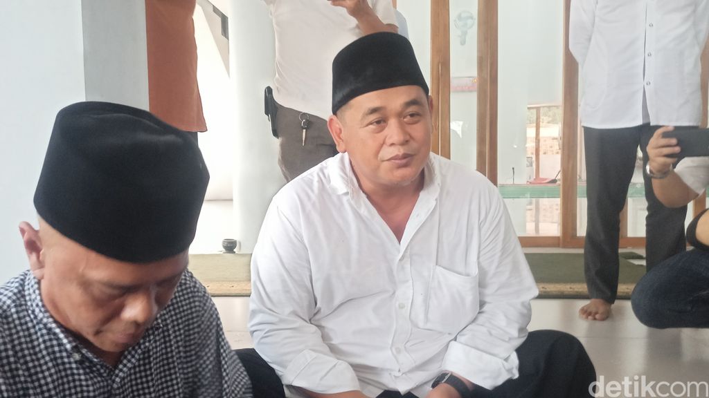 Ketua RT di Jaksel, Malkan, terkait dengan penolakan sapi kurban Dewi Perssik.
