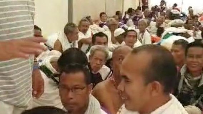 Kondisi jemaah haji di dalam tenda di Mina yang padat.