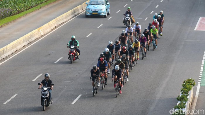 Sejumlah masyarakat memanfaatkan sepinya jalanan Sudirman untuk beraktifitas olahraga, Jakarta, Kamis (29/6/2023). Kondisi sepinya jalanan ibukota saat libur Idul Adha 1444 H ini dimanfaatkan oleh masyarakat untuk berolahraga.