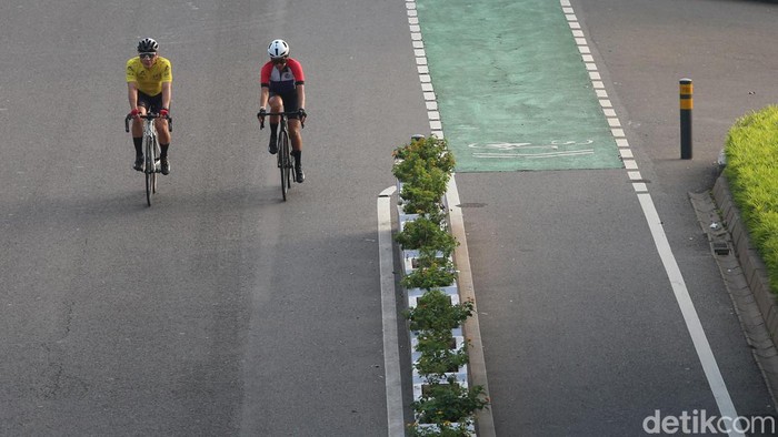 Sejumlah masyarakat memanfaatkan sepinya jalanan Sudirman untuk beraktifitas olahraga, Jakarta, Kamis (29/6/2023). Kondisi sepinya jalanan ibukota saat libur Idul Adha 1444 H ini dimanfaatkan oleh masyarakat untuk berolahraga.