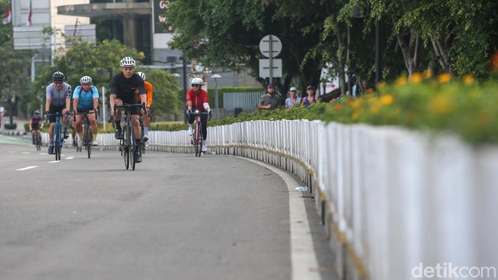 Libur Idul Adha, Masyarakat Manfaatkan untuk Olahraga Sejumlah masyarakat memanfaatkan sepinya jalanan Sudirman untuk beraktifitas olahraga, Jakarta, Kamis (29/6/2023). Kondisi sepinya jalanan ibukota saat libur Idul Adha 1444 H ini dimanfaatkan oleh masyarakat untuk berolahraga.