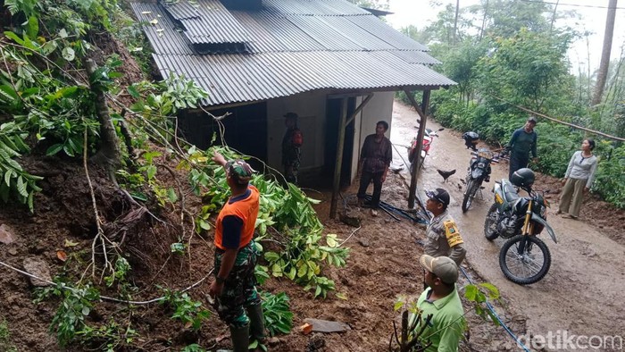 Tebing 10 Meter Longsor Timpa Rumah Warga Trenggalek