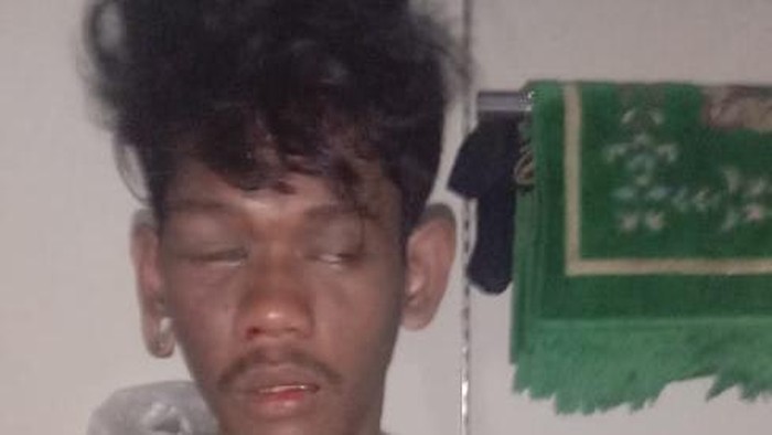 Pria bernama Ridwan (20) di Kota Makassar, Sulawesi Selatan (Sulsel) babak belur diamuk warga gegara melakukan aksi teror menggunakan busur panah.