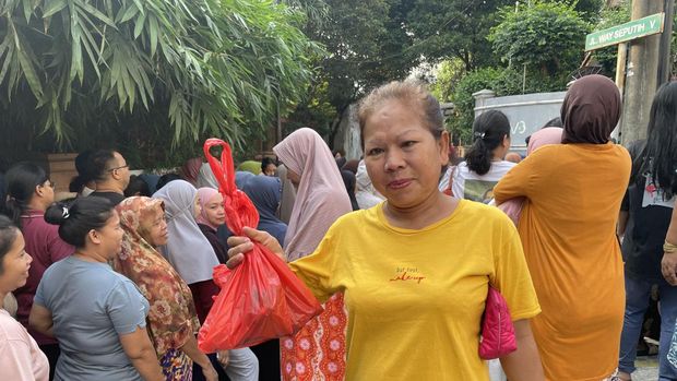 Masyarakat antre demi daging kurban di Masjid Baiturrahman, Jakarta Barat.