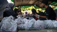 Koordinator Pengemasan Panitia Idul Adha dan Kurban, Rahma mengatakan bahwa paket daging akan diberikan pada mereka yang mengajukan proposal. Selain itu, pihak masjid juga membagikan paket daging kepada kaum dhuafa yang datang langsung.  