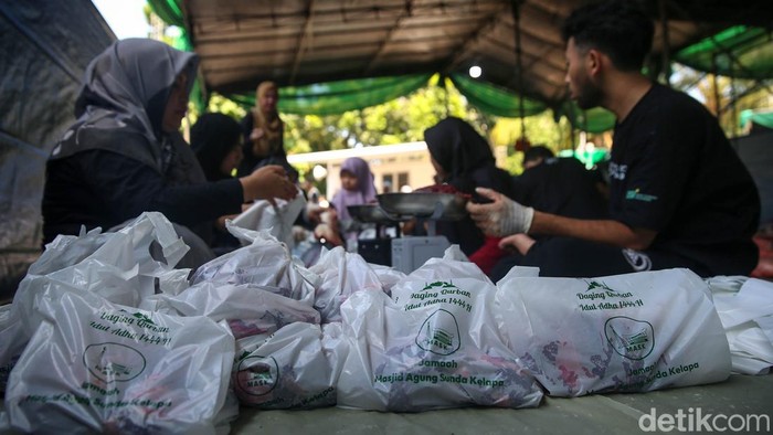 Melihat Pemotongan Hewan Kurban di Masjid Sunda Kelapa Sejumlah petugas tengah melakukan penyembelihan hewan qurban di Masjid Sunda Kelapa, Jakarta, Kamis (29/6/2023). Pada Idul Adha 1444 H kali ini, Masjid Sunda Kelapa menyembelih kambing, domba dan sapi.