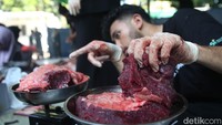 Petugas menimbang daging sebelum dikemas.  