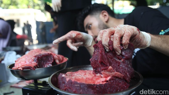Sejumlah petugas tengah melakukan penyembelihan hewan qurban di Masjid Sunda Kelapa, Jakarta, Kamis (29/6/2023). Pada Idul Adha 1444 H kali ini, Masjid Sunda Kelapa menyembelih kambing, domba dan sapi.