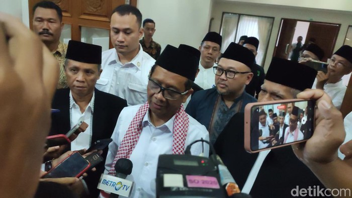 Menko Polhukam Mahfud Md usai menjadi khatib di MAJT Semarang, Kamis (29/6/2023).