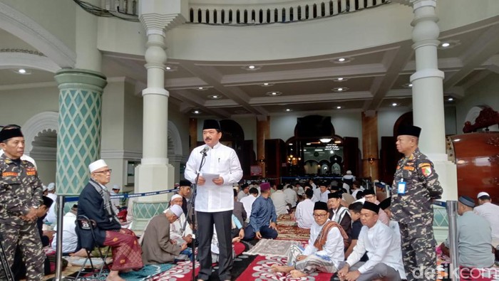 Menteri ATR/BPN Hadi Tjahjanto menyerahkan sertifikat wakaf usai salat id di Masjid Agung Jami Malang