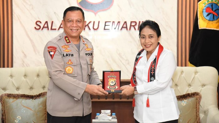 Menteri Pemberdayaan Perlindungan Perempuan dan Anak (PPPA) RI, I Gusti Ayu Bintang Darmawati mengunjungi Mapolda Maluku dalam rangka monitoring kasus kekerasan pada anak dan perempuan di Maluku.