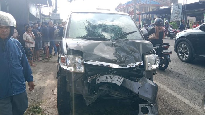 Mobil Suzuki APV rigsek setelah menabrak dua pemotor di Malang