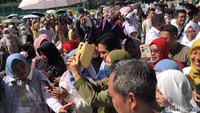 Beberapa jemaah pun nampak memanfaatkan momen untuk selfie bareng Erick Thohir.Foto: Angga Aliya/detikcom