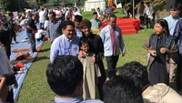 Usai Salat, Erick Thohir berbaur dengan sejumlah jemaah, dan seperti biasa diajak berfoto.Foto: Angga Aliya/detikcom