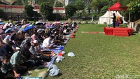 Menteri BUMN Erick Thohir melaksanakan salat Idul Adha di Hong Kong. Salat berjamaah bersama WNI di Hong Kong ini berlangsung di Indian Recreation Club  63 Caroline Hill Road Sookunpoo Valley. Erick didampingi direksi Bank Mandiri, BRI, dan BNI, serta Konsul Jenderal RI di Hong Kong Ricky Suhendar. Foto: Angga Aliya/detikcom