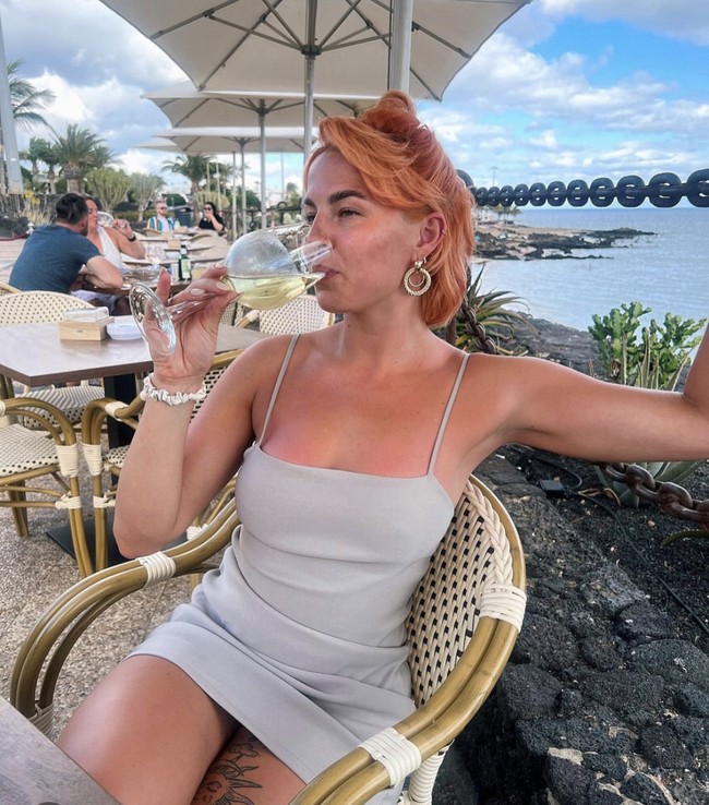 Dia mendapatkan uang dari memamerkan ketiaknya ke pria. Beruntungnya, Nova memiliki ketika yang mulus dan cerah.  Foto: Dok. Instagram