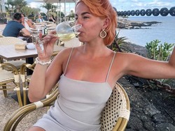 Pamer Ketiak Mulus, Model Ini Dibayar Rp 2,8 Juta Dalam 1 Jam