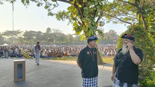 Pecalang Banjar Lumintang turut menjaga pelaksanaan salat Idul Adha 1444 Hijriah di Lapangan Lumintang, Denpasar, Bali, Kamis (29/6/2023). (Ni Made Lastri Karsiani Putri/detikBali)