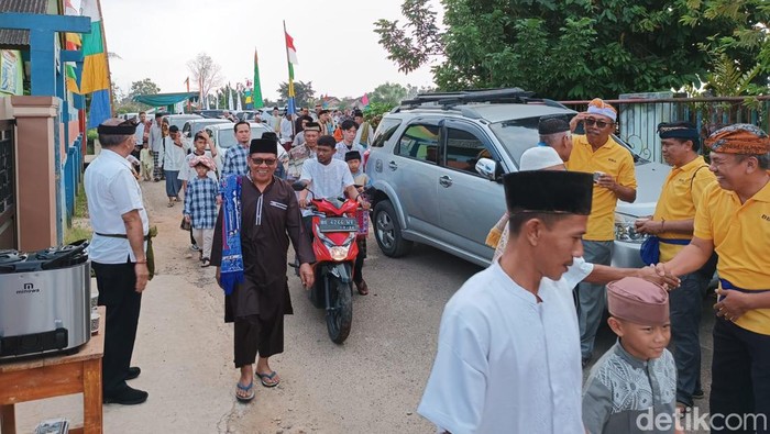 Pecalang dan umat Hindu jaga salat Id di Bandar Lampung.