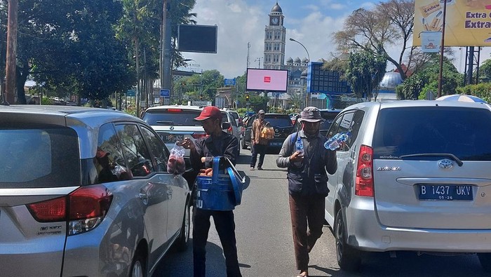 Pedagang mendulang cuang saat macet di Puncak Bogor (Sholihin)
