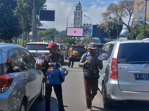 Bahagianya Kosasih Raup Cuan Saat Macet Panjang di Puncak Bogor