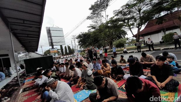 Pelaksanaan Salat Idul Adha di Masjid Al Hikmah Kaum Parigi, Pangandaran, Kamis (29/6/2023).