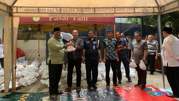 Pembagian daging kurban di Kantor Wali Kota Jakarta Pusat.