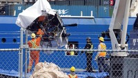 Sebuah kapal yang telah mencari kapal selam Titan yang naas kembali ke pelabuhan di St. Johns, Newfoundland, dengan puing-puing dari kapal yang hancur. Horizon Arktik berbendera Kanada membawa kendaraan yang dioperasikan dari jarak jauh, atau ROV, yang mencari di dasar laut tidak jauh dari bangkai kapal Titanic, sekitar 700 kilometer (435 mil) selatan Newfoundland. AP/Paul Daly  