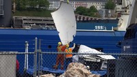 Puing-puing kapal selam Titan sudah ditemukan dan dibawa ke Kanada pada Rabu (28/6). Kapal selam Titan itu meledak dalam perjalanannya melihat bangkai kapal Titanic yang berusia satu abad pada awal bulan ini.AP/Paul Daly  