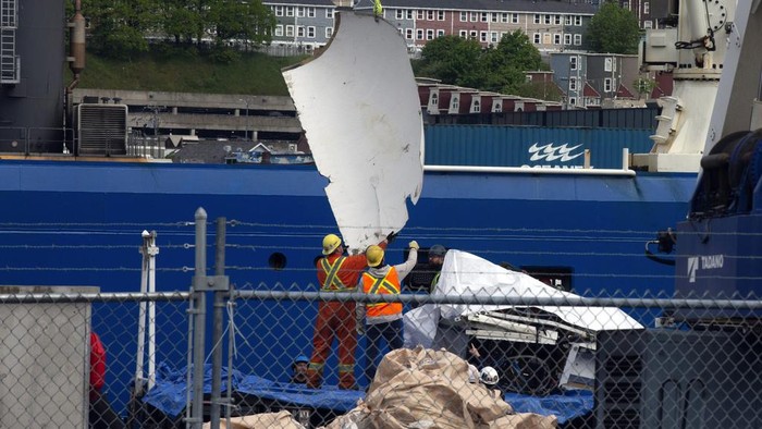 Penampakan Puing Kapal Selam Wisata Titanic yang Ditemukan di Dasar Laut Debris from the Titan submersible, recovered from the ocean floor near the wreck of the Titanic, is unloaded from the ship Horizon Arctic at the Canadian Coast Guard pier in St. John's, Newfoundland, Wednesday, June 28, 2023. (Paul Daly/The Canadian Press via AP)