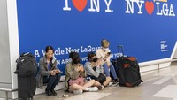 Bandara LaGuardia telah membatalkan 65 penerbangan dan menunda 18 penerbangan. Administrasi Penerbangan Federal juga sebelumnya telah memperingatkan penumpang bahwa perjalanan musim panas di wilayah New York mengalami gangguan karena kekurangan pengontrol lalu lintas udara.  