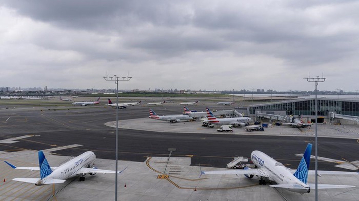 Penundaan Penerbangan di AS Meluas Gegara Badai Storm clouds loom over airplane on the tarmac at LaGuardia Airport, Tuesday, June 27, 2023, in New York. Travelers waited out widespread delays at U.S. airports on Tuesday, an ominous sign heading into the long July 4 holiday weekend, which is shaping up as the biggest test yet for airlines that are struggling to keep up with surging numbers of passengers. (AP Photo/Mary Altaffer)