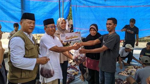 Penyerahan daging sapi kurban sumbangan Presiden Joko Widodo kepada warga di Dusun Ombererot Timur, Desa Ombe Baru, Kecamatan Kediri, Lombok Barat, Kamis (29/6/2023). (Foto: Ahmad Viqi/detikBali)