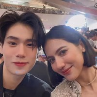 Di sela-sela momen karpet merah, Pevita Pearce juga  berinteraksi dan menghabiskan waktu bersama undangan lain dari berbagai negara, seperti Phuwin Tangsakyuen dan Sushar M., aktor dan aktris terkenal asal Thailand yang memiliki banyak penggemar di Indonesia. (Foto: dok. Instagram @phuwintang)