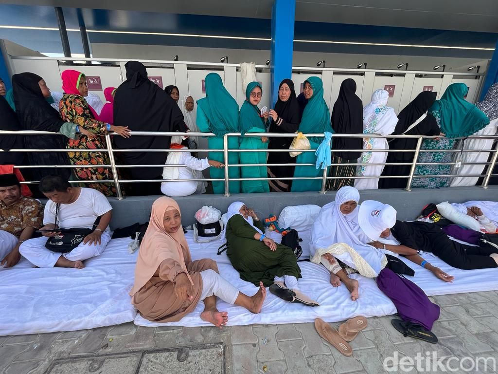 Pimpinan DPR Dasco dan rombongan Timwas Haji mengunjungi pemondokan jemaah haji Indonesia di Mina.