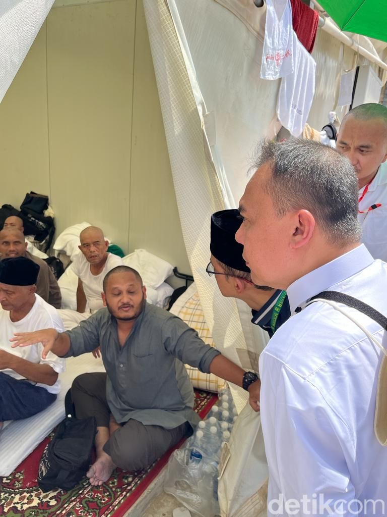 Wakil Ketua DPR Sufmi Dasco Ahmad meninjau pemondokan jemaah haji Indonesia di sejumlah Maktab yang ada di Mina.