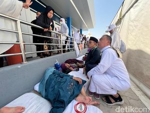 Momen Dasco Bertemu Jemaah Haji Perempuan yang Tidur di Samping Toilet
