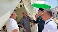Di bawah teriknya matahari yang membuat panas di Mina lebih dari 40 derajat Celcius, Dasco dan kawan-kawan menerima aduan jemaah mulai dari soal toilet yang mampet dan antreannya panjang hingga sesaknya tenda.