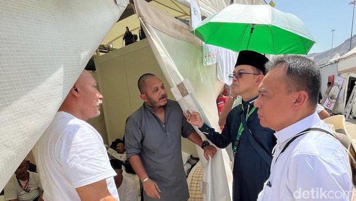Wakil Ketua DPR Sufmi Dasco Ahmad meninjau pemondokan jemaah haji Indonesia di sejumlah Maktab yang ada di Mina.