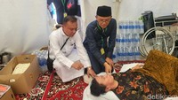 Rombongan juga sempat berinteraksi dengan jemaah yang sakit dan sedang dirawat di tenda fasilitas kesehatan.