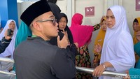Rano Al Fath sempat menolong ibu-ibu yang terhuyung nyaris tak sadarkan diri saat sedang mengantre toilet. Foto: Ahmad Toriq/detikcom.