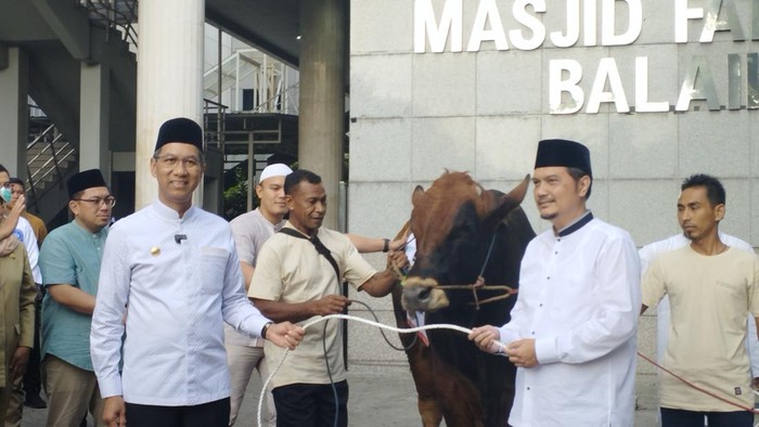 Pj Gubernur DKI Jakarta Heru Budi Hartono menyerahkan sapi kurban berjenis limosin seberat satu ton.