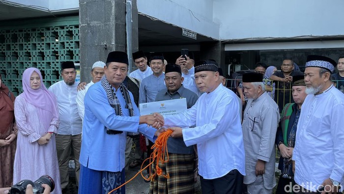 Plh Wali Kota Bandung Ema Sumarna saat menitipkan hewan kurban.