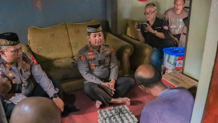 Polisi Memberikan Sembako Untuk Keluarga yang Membutuhkan
