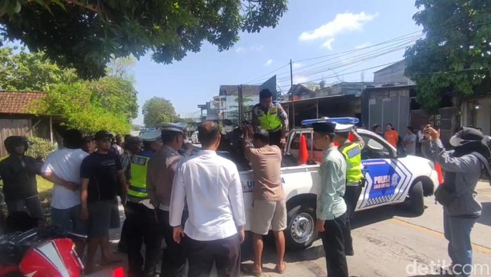 Polisi mengevakuasi kendaraan terlibat kecelakaan di Patebon, Kendal, Kamis (29/6/2023). Empat orang dilaporkan tewas dalam kecelakaan ini.