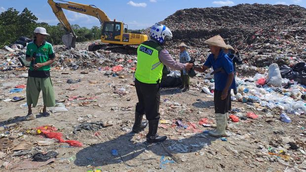 polres jombang berbagi daging kurban ke pemulung