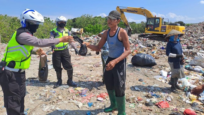 polres jombang berbagi daging kurban ke pemulung