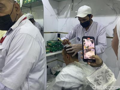 Tukang Cukur Panen, Momen Jemaah Haji Indonesia Potong Rambut Gundul