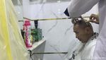Tukang Cukur Panen, Momen Jemaah Haji Indonesia Potong Rambut Gundul